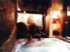 Spa Rural: Pareja en el Jacuzzi Chorro Frio y Sauna del Spa Privado Romántico con Encanto Cueva Termal