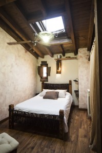 habitación cielo con ventana de techo en hotel rural en Salamanca